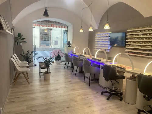 6 - 689 Nails Nagelstudio