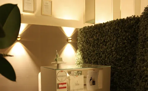 3 - 689 Nails Nagelstudio