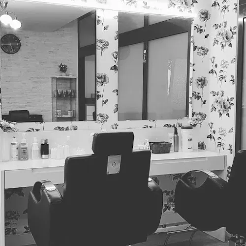 4 - 77 - HAIR & COSMETICS