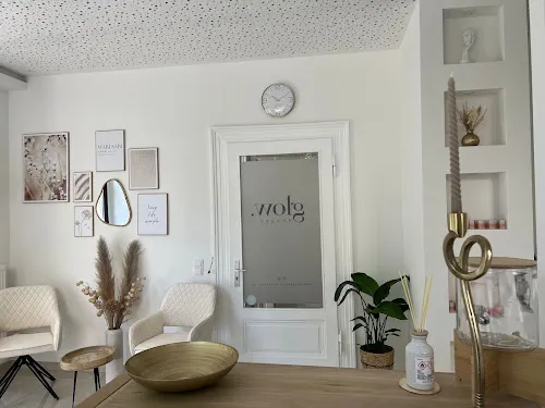 2 - Aesthetic Beauty Academy