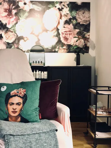 2 - African Beauty Salon WINTA Style