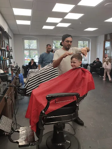 8 - Alan Friseur & Barber