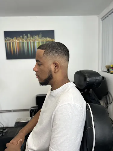 4 - Alexanders unisex hairstylist