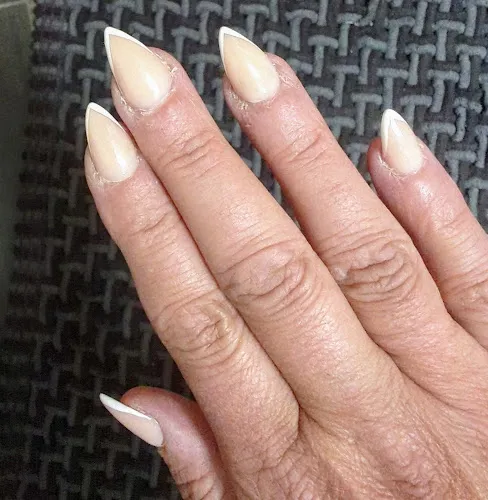 8 - American Nails In Leer