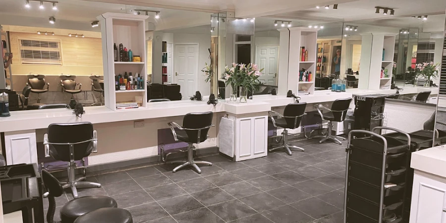 1 - Anna Nikola - Beauty Therapist