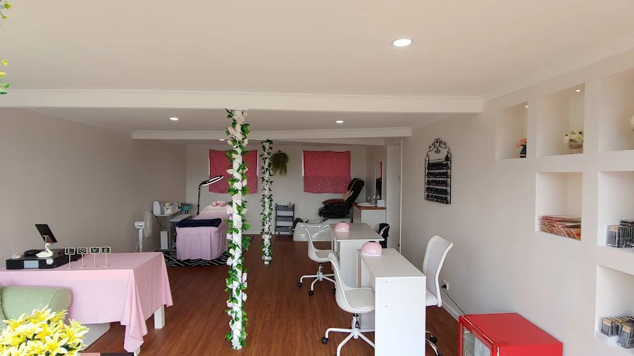 1 - Aura Beauty Launge