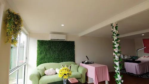 3 - Aura Beauty Launge