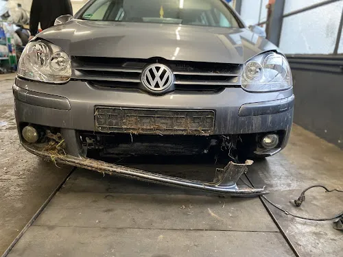 4 - Autocenter am Flugplatz KFZ-Werkstatt