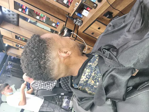 6 - Barbers town💈