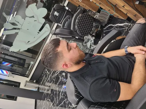 4 - Barbers town💈