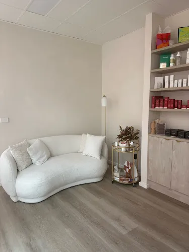 3 - Beauty & Bronze Bar