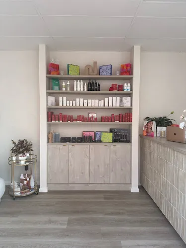 2 - Beauty & Bronze Bar