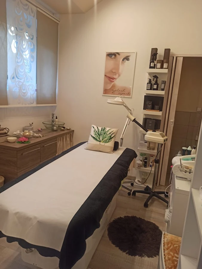 1 - Beauty & Charme - Specializzata in extension ciglia / Make up artist