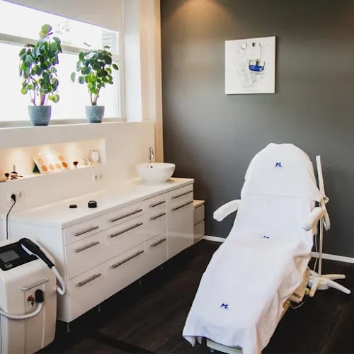 3 - Beauty & Glamour Nails