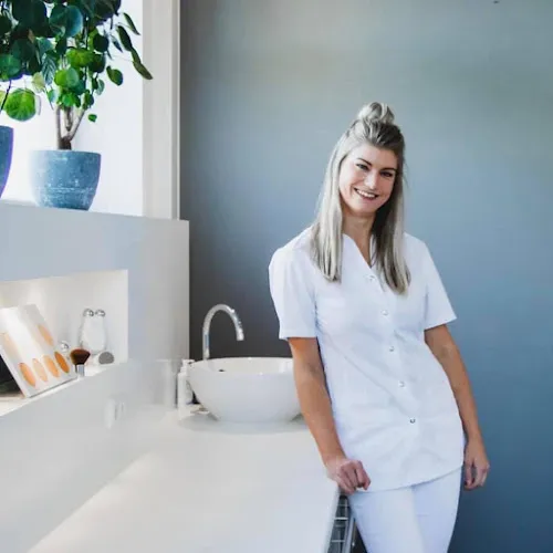 7 - Beauty & Glamour Nails