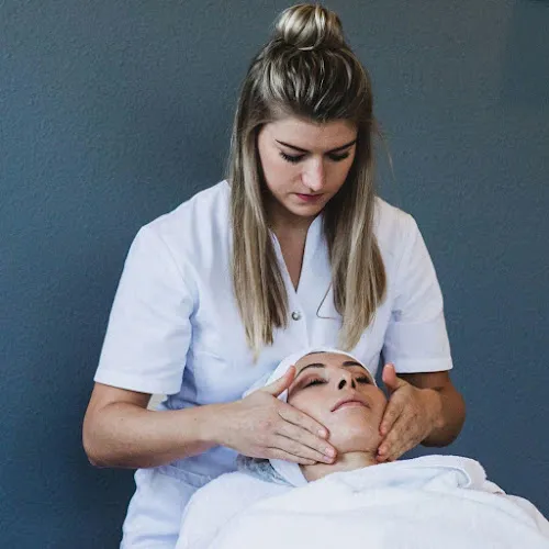 4 - Beauty & Glamour Nails