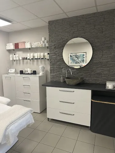 6 - Beauty Nail Lounge