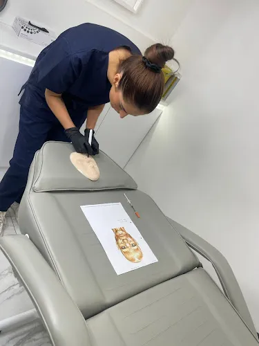 6 - BENNY’ infoS HAIR STUDIO