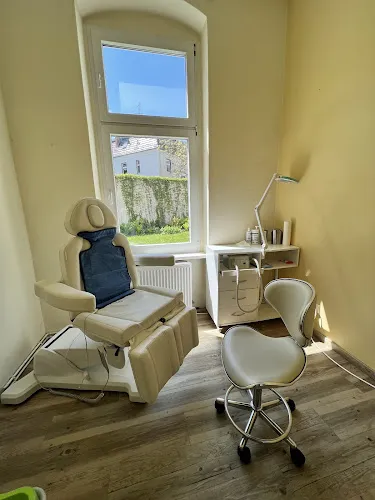 6 - Beyaz Herrenfriseur