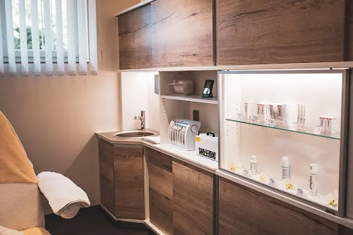 6 - be.YOU.tiful Nails by Janine