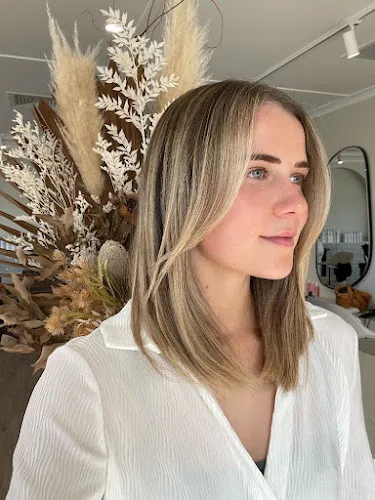 4 - BLOOM. Hair Studio