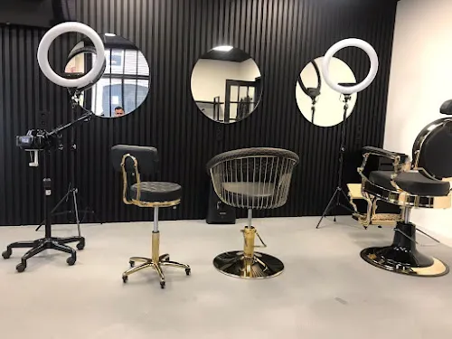 2 - CHIC BARBERSHOP