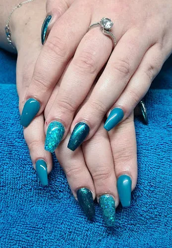 6 - Contours Hair Studio