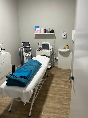 3 - Contours Hair Studio