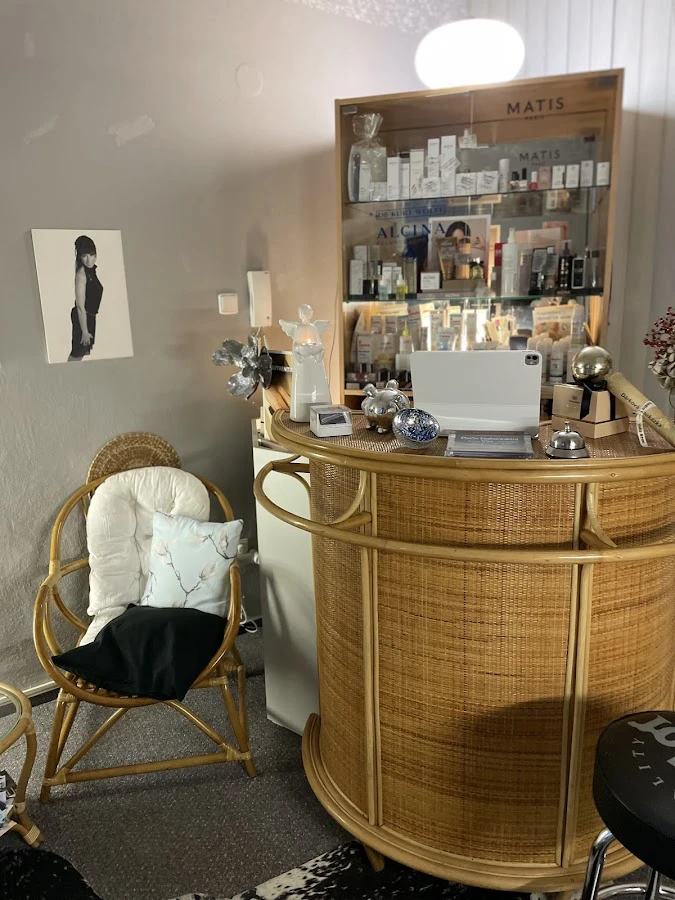 1 - Coral nails studio