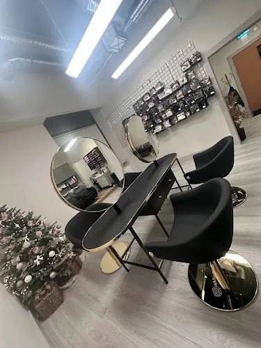 6 - Cris Beauty Therapist