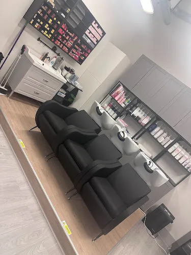 4 - Cris Beauty Therapist