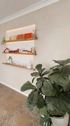 6 - Crown Nails & Beauty