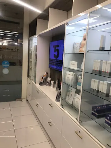 4 - Da Shop Unisex Hair Studio