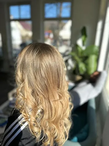 8 - Daroliya Friseur & Barber Shop