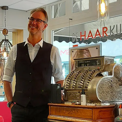 6 - De Haarkunstenaars