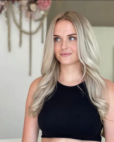 3 - Déjà-Vu Beauty Salon