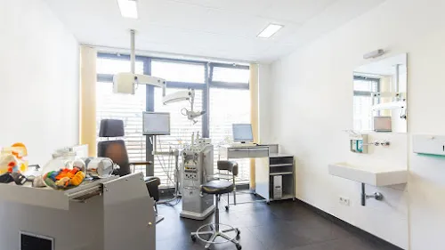 3 - Dr. Dr. Hans-Werner Addicks - Facharzt für Mund-, Kiefer- und Gesichtschirurgie