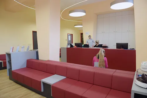 3 - Dr. med. Esther Mauth