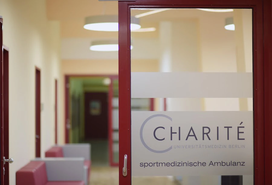 1 - Dr. med. Esther Mauth