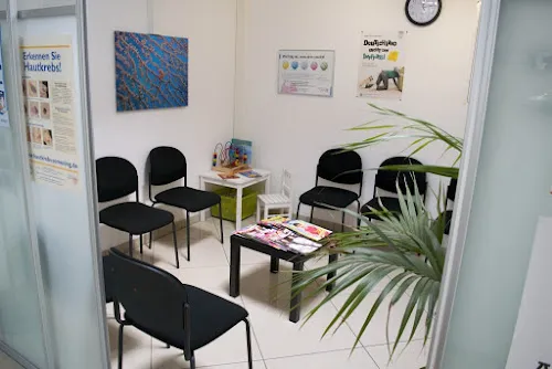 4 - Dr.med. Christine Moore