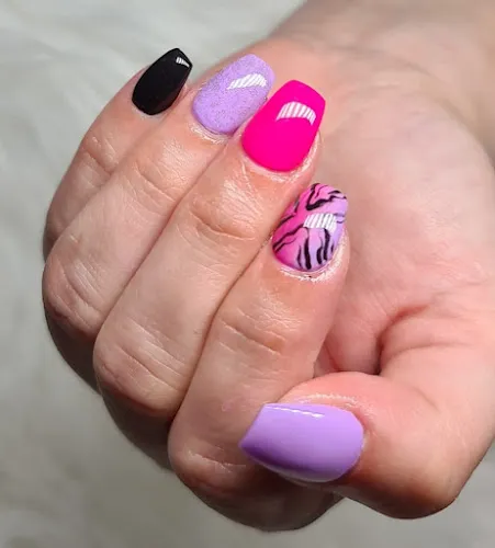 4 - Dünyas Hair & Beauty Tempel