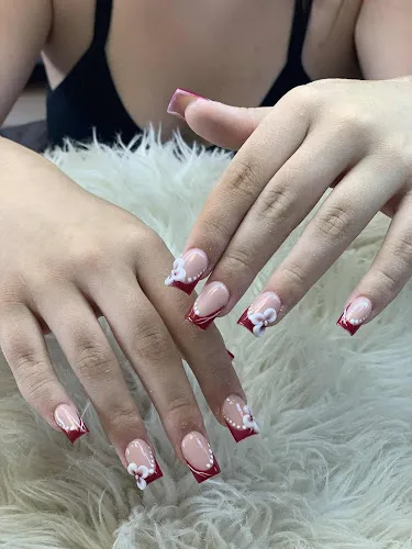 4 - Elegant Nails Sedgley