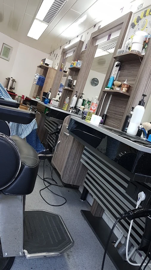 1 - Enorm Die Friseure