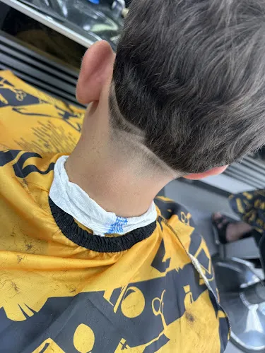 7 - Enorm Die Friseure