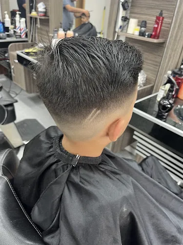 6 - Enorm Die Friseure