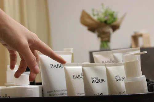 6 - Express Cut & Style