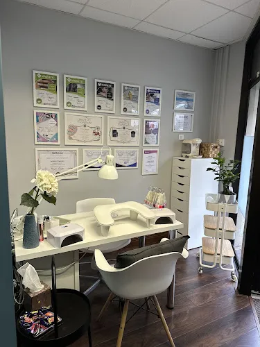 6 - FLÖ MEDICAL AESTHETICS - Botox, Lip filler, Dermal filler, Cheek Augmentation