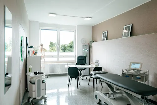 2 - Frau Anja Neuhaus