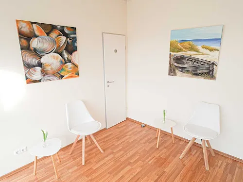 2 - Frau Dr. Elena Hane