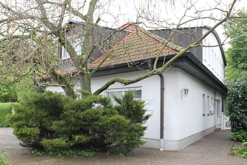 8 - Frau Dr. med. Ellen Brommer